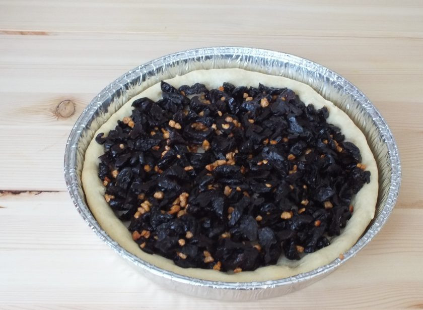 1. Этап. Пирог с черносливом и сметаной: Когда время истечет, достаньте форму и выложите в нее подготовленную начинку.