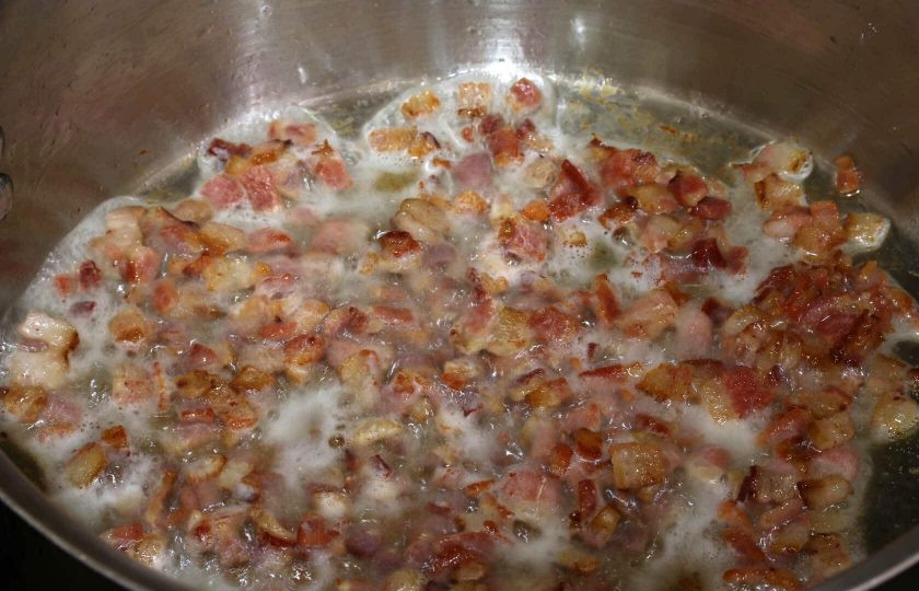 1. Этап. Французский суп из чечевицы: 2. Обжаривайте бекон несколько минут, чтобы вытопить жир.