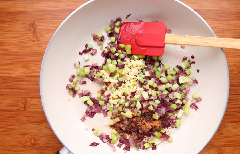 1. Этап. Фасоль по-гречески: Когда овощи станут мягкими, добавьте корицу и чеснок, перемешайте и готовьте 1 минуту.