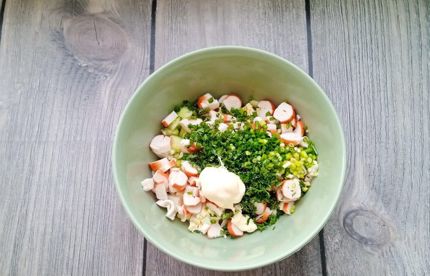 1. Этап. Салат из крабовых палочек с луком и зеленью: Заправьте салат майонезом, посолите и поперчите по вкусу.