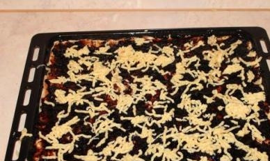 1. Этап. Печенье со смородиновым вареньем: А теперь натираем замерзшее тесто из морозилки на крупной терке прямо над противнем. Покрываем стружкой из теста всю поверхность.