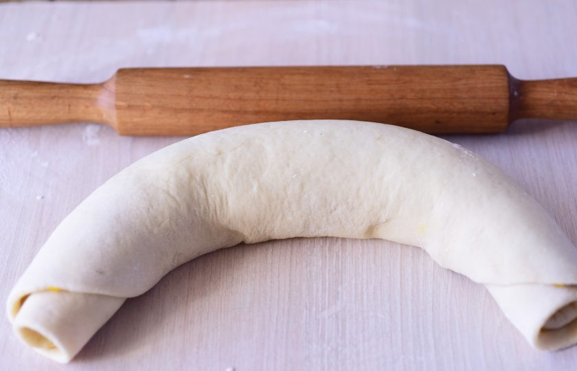 1. Этап. Осенние булочки: Затем скатайте из теста с тыквенной начинкой рулетик.