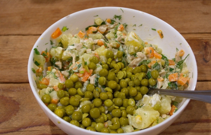 1. Этап. Картофельный салат с кальмарами и огурцами: 6. Заправьте салат майонезом, перемешайте и только теперь добавьте консервированный горошек, чтоб он не помялся в салате при перемешивании.