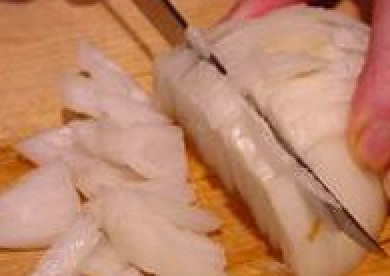 1. Этап. Суп с гречкой и солеными огурцами: Очищаем лук от шелухи и режем на полукольца.