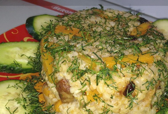 1. Этап. Плов из бурого риса: Готовый плов украшаем на свое усмотрение, например, зеленью и огурчиками. Приятного аппетита!