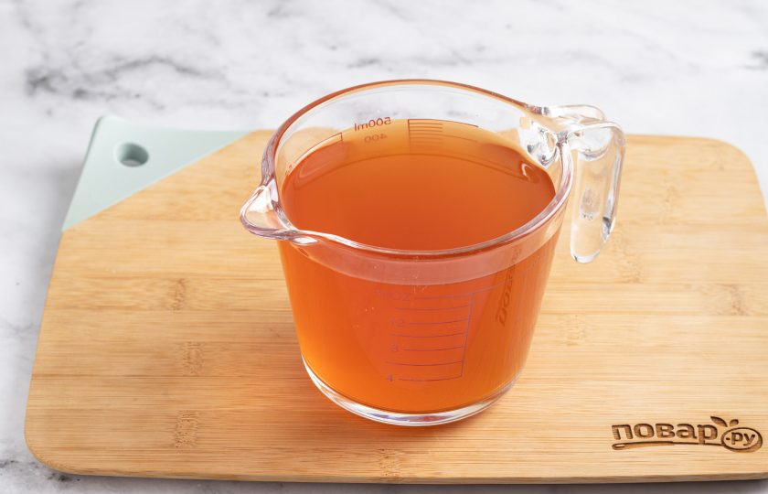 1. Этап. Набак кимчи на воде: Для рассола процедите воду с перцем кочукару через очень мелкое сито или марлю. Влейте чистую воду, добавьте соль и размешайте до ее полного растворения.