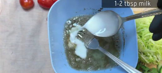 1. Этап. Яичница в форме цветка: Добавьте соль, перец и молоко в белки.