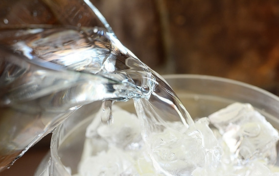 1. Этап. Лимонад домашний: Накидайте льда, если нужно, добавьте холодной воды.