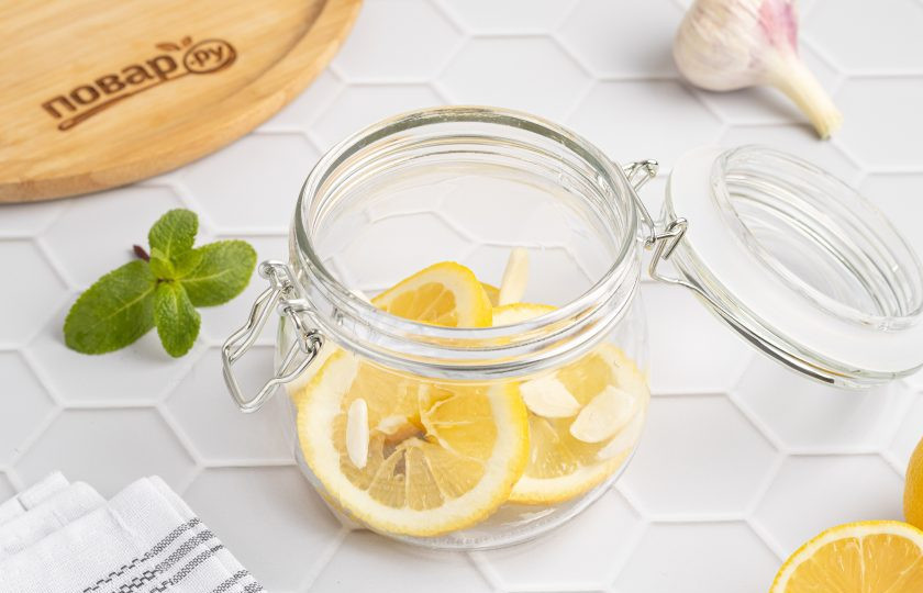 1. Этап. Лимонно-чесночный настой «Антигрипп»: Переложите подготовленный лимон с чесноком в чистую банку объемом 500 мл. с плотно закрывающейся крышкой.