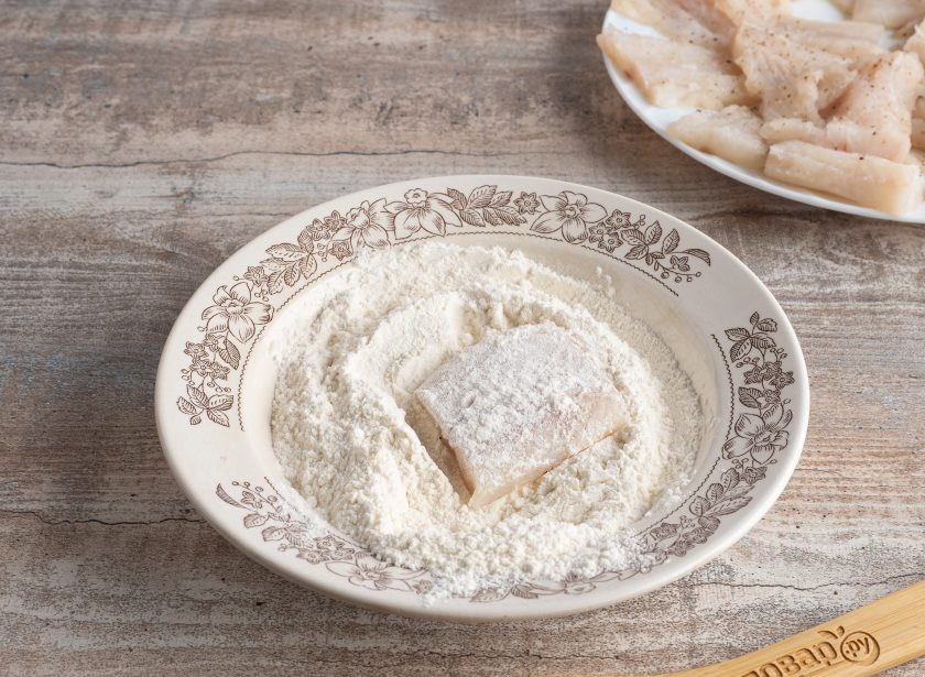 1. Этап. Рыбное филе: Муку смешайте по вкусу с солью, добавьте свежемолотый перец и специи. В сковороде разогрейте растительное масло. Каждый кусочек рыбы обваляйте в подготовленной муке.