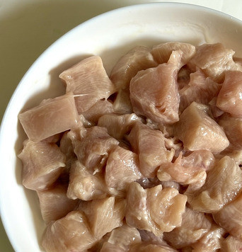 1. Этап. Куриная грудка с брокколи и перцем: Куриную грудку нарезать на кубики. Развести крахмал в одной ст. ложке воды, влить к мясу, хорошо перемешать. При таком способе грудка останется сочной и быстрее зарумянится.