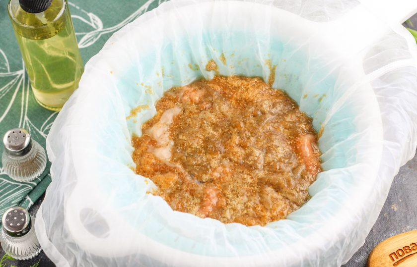 1. Этап. Взбитая икра карася: Спустя указанное время икру нужно промыть. Для этого застелите дуршлаг марлей в 2-3 слоя или используйте мешочек для сыра, чтобы мелкие икринки не смылись водой. Промойте ее холодной водой и обязательно подвесьте для стекания на 2-3 часа. Если будет лишняя жидкость, то икра не взобьется.