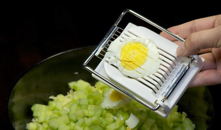 1. Этап. Крабовый салат: Яйца отварите вкрутую. Нашинкуйте их и добавьте к другим ингредиентам.