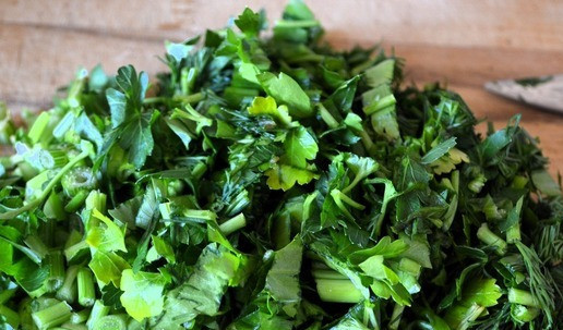 1. Этап. Курино-творожный торт: Зелень мелко нарезать.