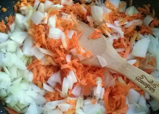 1. Этап. Голубцы ленивые в духовке: 1. Почистите лук и морковь, морковь натрите, лук нарежьте небольшими кубиками. Обжарьте лук с морковью на масле до золотистого цвета.