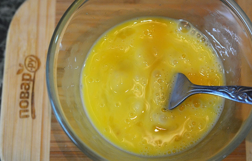 1. Этап. Оякодон (японский омлет): 5. Яйца взбейте вилкой. Не солите.