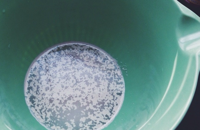 1. Этап. Рецепт беспроигрышного теста для пиццы: 1. В миску налейте теплую воду и растворите в ней дрожжи, перемешайте и оставьте на 5 минут.