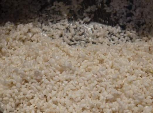 1. Этап. Плов из утки: Хорошо промыть рис под проточной водой. Промываем до тех пор, пока вода не станет прозрачной.