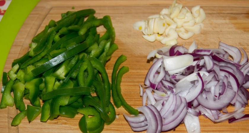 1. Этап. Стеклянная вермишель с креветками и соусом: Креветки разморозьте (если используете замороженные) при комнатной температуре. Затем очистите их от хитина, достаньте кишечную жилку из каждой. Перец вымойте и нарубите соломкой, достав перед этим семена. Лук очистите от шелухи и нарежьте полукольцами. Очищенные зубчики чеснока нарежьте тонкими ломтиками.