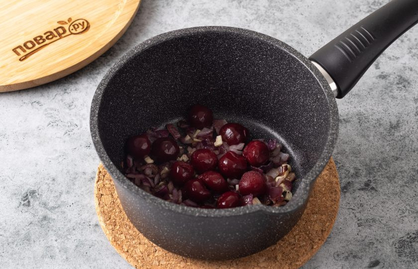 1. Этап. Вишневый соус Барбекю: Добавьте вишню.