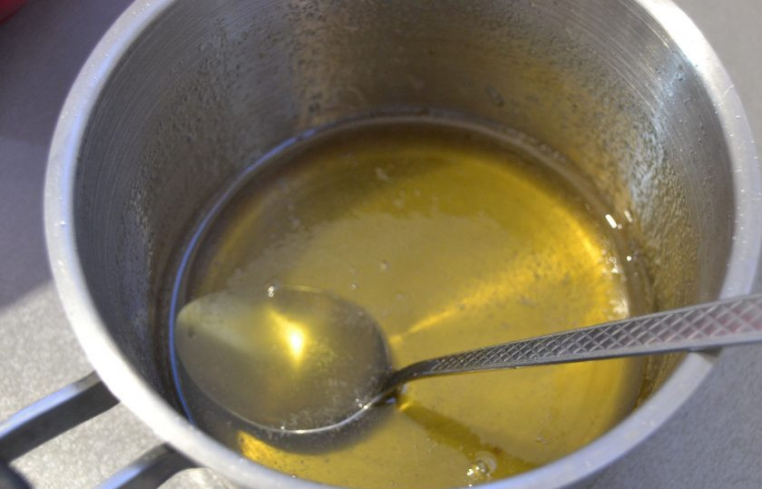 1. Этап. Мятный зефир: Снимите сироп с огня, немного охладите.