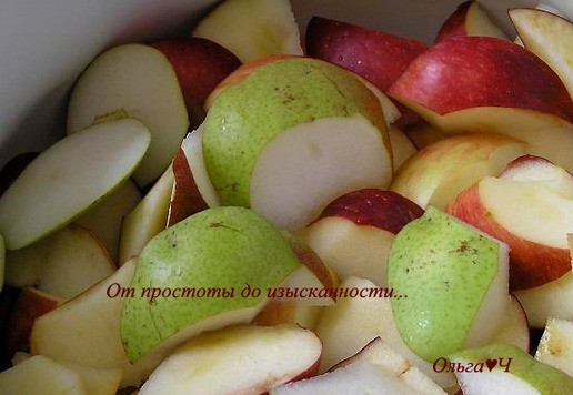 1. Этап. Яблочно-грушевый кисель: Яблоки и груши очистите от сердцевины, нарежьте произвольными кусочками, выложите в кастрюлю.