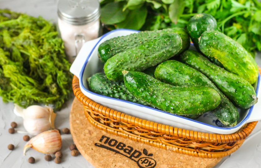 1. Этап. Соленые огурцы по ГОСТу: Подготовьте указанные ингредиенты. Огурцы приобретите свежие, грунтовые, а не тепличные. Молочную кислоту можно заменить сывороткой от молока или не добавлять вообще.