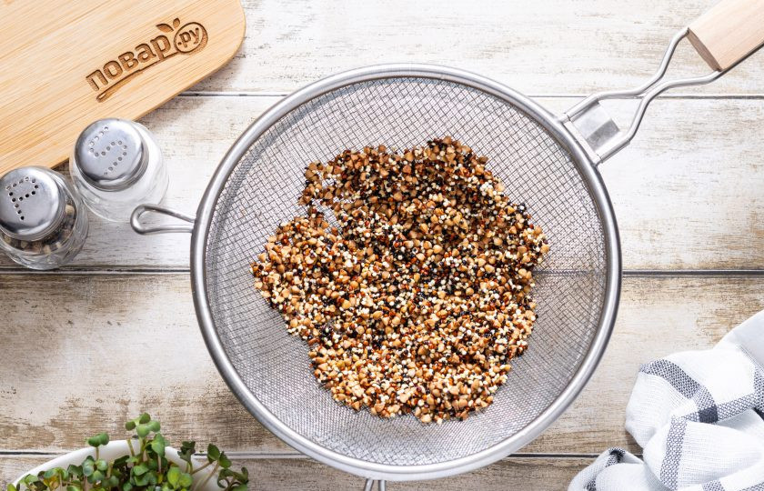 1. Этап. Гречка с киноа: Гречку и киноа промойте в чистой воде, откиньте на сито и дайте стечь лишней жидкости. Я сразу их соединяю вместе на этом этапе.