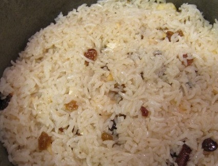 1. Этап. Плов с яблоками: Накрываем их второй половиной риса и поливаем приготовленным сиропом. Опять накрываем крышкой и готовим на медленном огне еще 10-15 минут. Теперь выключаем огонь и даем плову настояться минут 10.