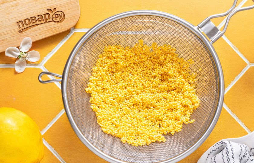 1. Этап. Пшенная каша с айвой: Пшенную крупу тщательно промойте в теплой воде несколько раз, пока вода не станет прозрачной. По необходимости переберите. Откиньте на сито, дайте стечь лишней жидкости.