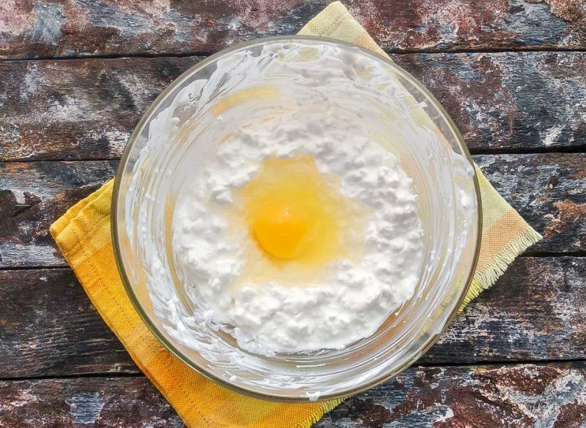 1. Этап. Творожная запеканка с печеньем: Добавьте яйцо.