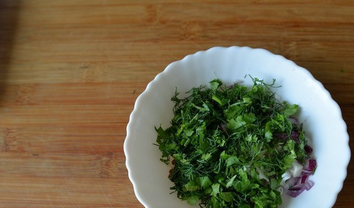 1. Этап. Кебабы из индейки с быстромаринованными помидорами: Добавляем рубленую зелень, перемешиваем.