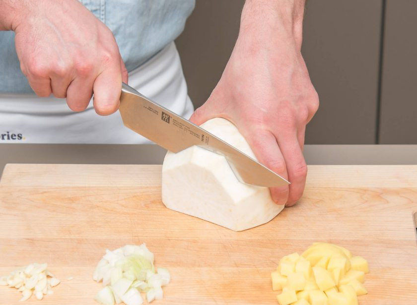 1. Этап. Суп из лосося и сельдерея: 1. Нарежьте кубиками картофель, сельдерей и лук. Чеснок нарежьте пластинками.