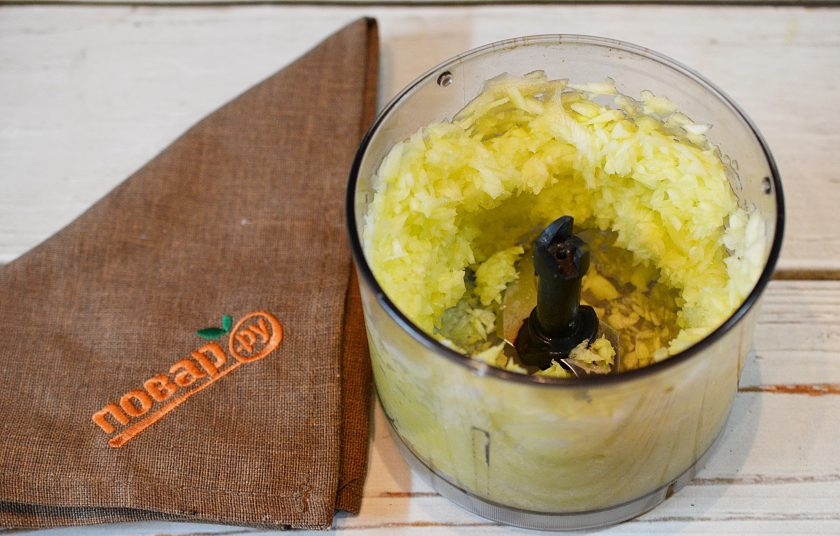 1. Этап. Советская кабачковая икра: 1. Кабачки измельчите с помощью блендера или с помощью мясорубки.