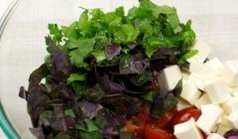 1. Этап. Салат с оливками: В салатнице смешиваем все, что мы нарезали, и перемешиваем с оливковым маслом.