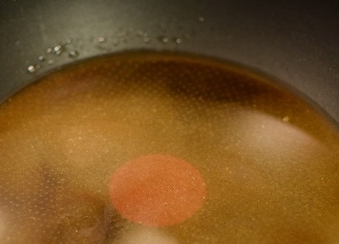 1. Этап. Карамельный яблочный пирог: На сковороду наливаем воду, насыпаем сахар и доводим смесь до прозрачности. Мешать ложкой нельзя!!! Чтобы перемешивать, двигаем сковородку вперед-назад.