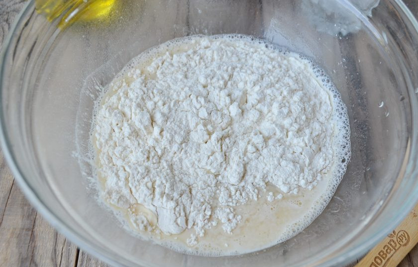 1. Этап. Пирожки с капустой (мастер-класс): Всыпайте небольшими частями муку (ее нужно просеять) и замесите тесто.