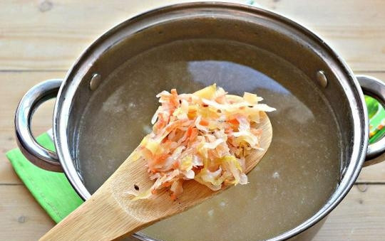 1. Этап. Уральские щи: 2. Квашеную капусту выложите в дуршлаг и промойте под холодной водой, отправьте в кастрюлю.