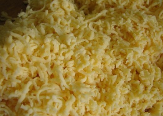 1. Этап. Запеканка из цветной капусты с яйцом: 5. Натираем сыр на средней терке, посыпаем им сверху. Теперь можно отправлять запеканку в разогретую до 190 градусов духовку на 30 минут.