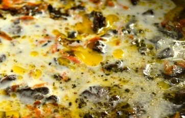 1. Этап. Морковь с грибами тушеная: Залейте все сметаной, разбавленной с водой, и тушите в течении 15 минут на небольшом огне. Приятного аппетита!