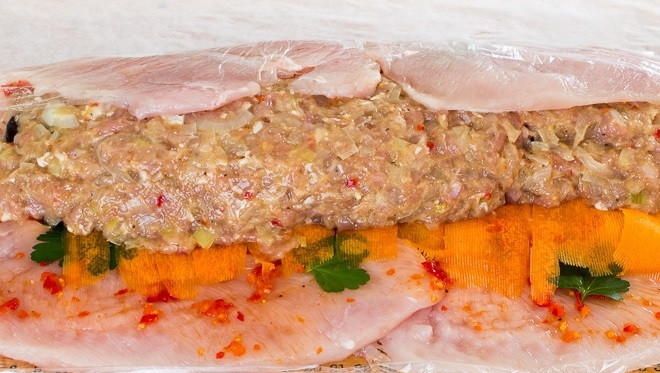 1. Этап. Праздничный куриный рулет: 7. Аккуратно сверните мясо в плотный рулет. Можно использовать пищевую пленку или специальный коврик, например. После перевяжите рулет плотной ниткой.