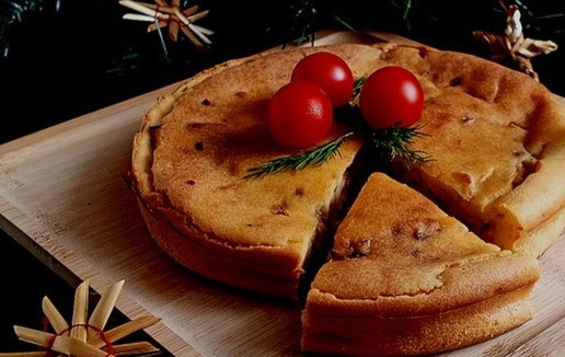 1. Этап. Закусочный пирог с индейкой и капустой: Нарезаем пирог на куски.