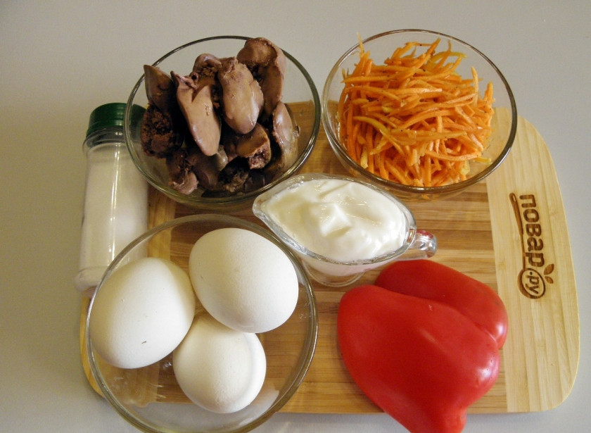 1. Этап. Салат Петушок с корейской морковкой: Подготовьте продукты для салата: отварите куриную печень и яйца до готовности. Яйца и печень остудите. Морковь по-корейски приготовьте самостоятельно (или купите уже готовую).