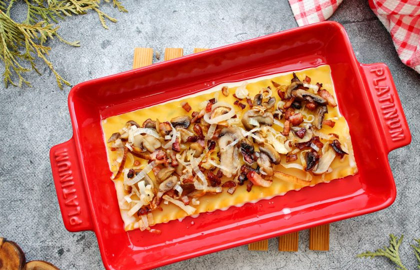 1. Этап. Лазанья Карбонара: На пасту выложите часть начинки из грудинки ровным слоем.