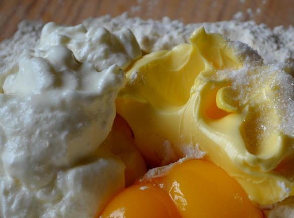 1. Этап. Киш с брокколи и сыром фета: Отделяем белки от двух желтков. Желтки пойдут в тесто, а белки — в начинку. Просеиваем муку, в лунку кладем желтки и размягченное сливочное масло. Туда же кладем сметану, сахар, пол чайной ложки соли и разрыхлитель.