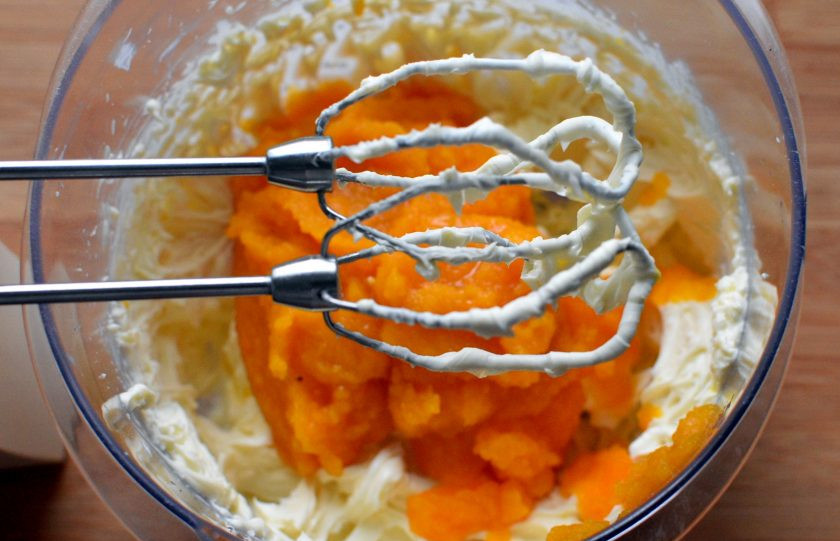 1. Этап. Тыквенный чизкейк без выпечки: Добавьте тыквенное пюре и хорошо размешайте.