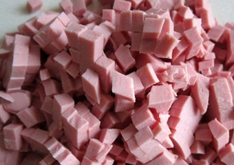 1. Этап. Окрошка на кефире и минеральной воде: 4. Помойте редис. Обсушите. Затем натрите его на крупной терке. Достаньте из холодильника колбасу. Снимите с нее оболочку. Затем нарежьте на аккуратные кубики.