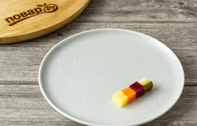 1. Этап. Винегрет Кубик рубик: На плоскую тарелку выложите ровным слоем 4 разных кубика из овощей.