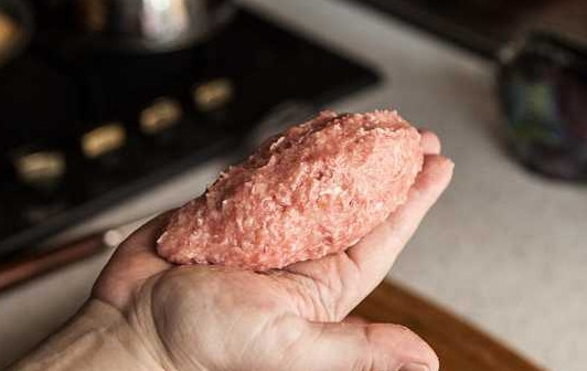 1. Этап. Зразы со свининой: 12. И аккуратно слепите.