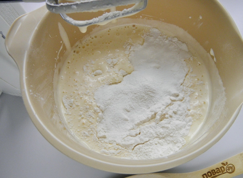 1. Этап. Ленивый медовик: Введите муку с разрыхлителем теста и миксером сделайте массу гладкой и однородной, без комочков.